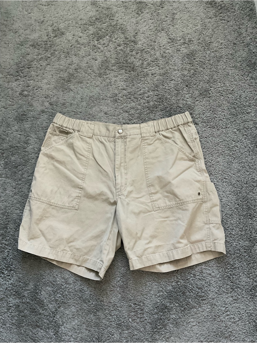 Men's Cargo Shorts in Light Beige with Utility Pockets